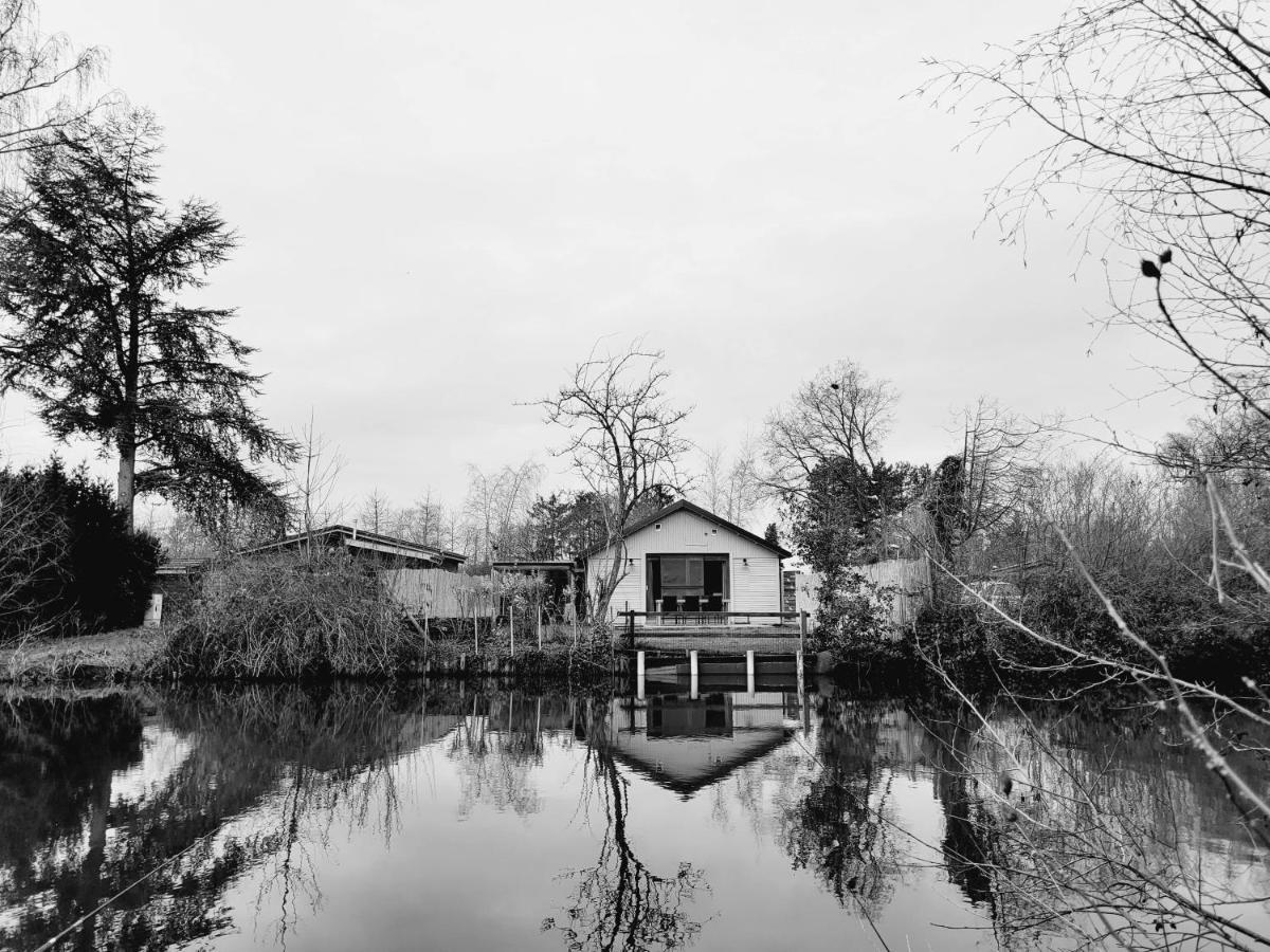 Rustig Gelegen Chalet Kapeki Met Tuin Aan Het Water Geel Extérieur photo